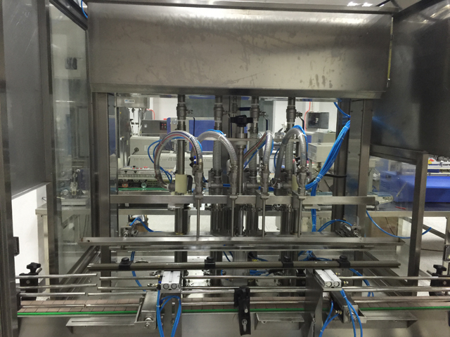 machine de remplissage à quatre têtes.jpg