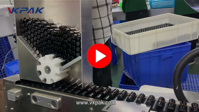 Étiqueteuse automatique horizontale pour bouteilles d'huiles essentielles