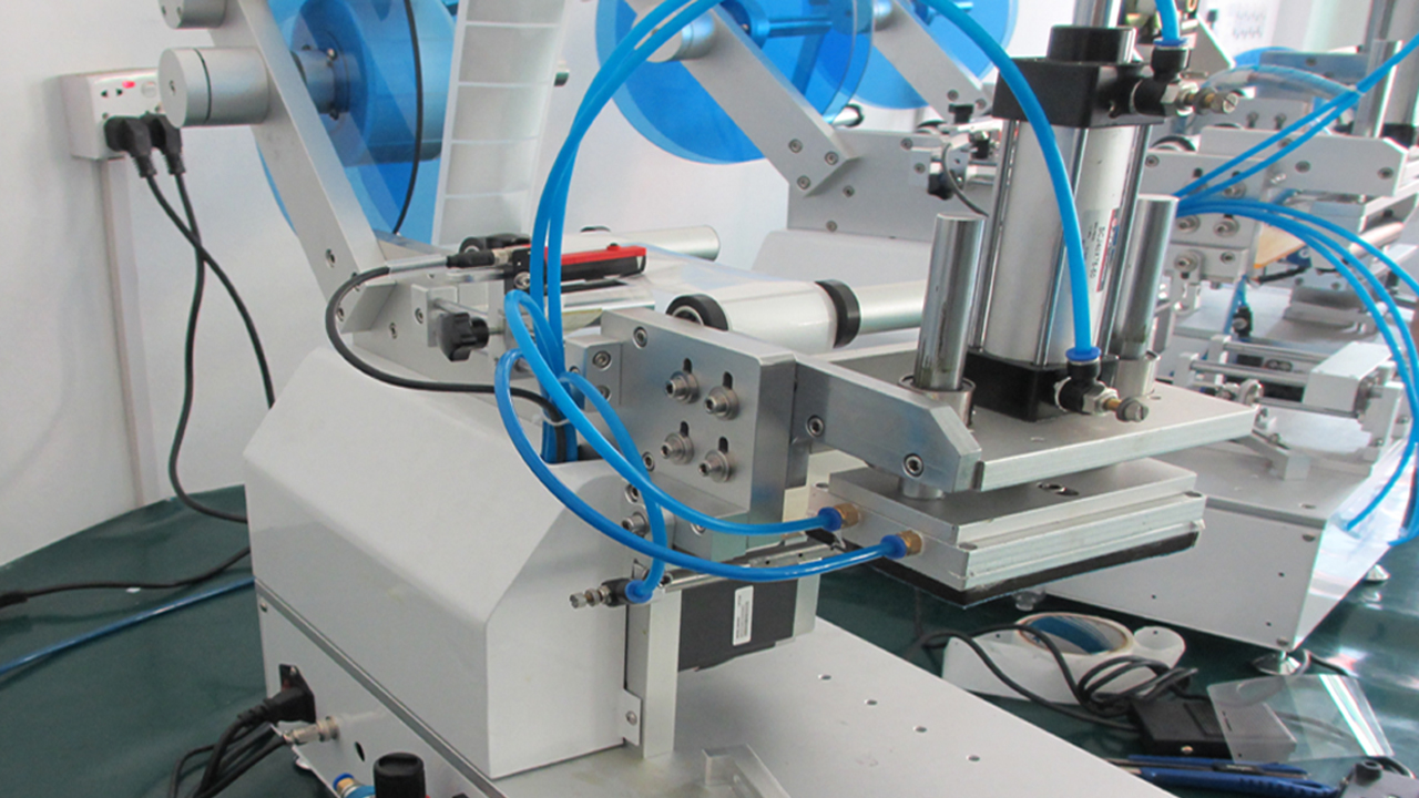 Machine d'étiquetage de sacs en plastique semi-automatique pour sacs à bec verseur pour surfaces planes