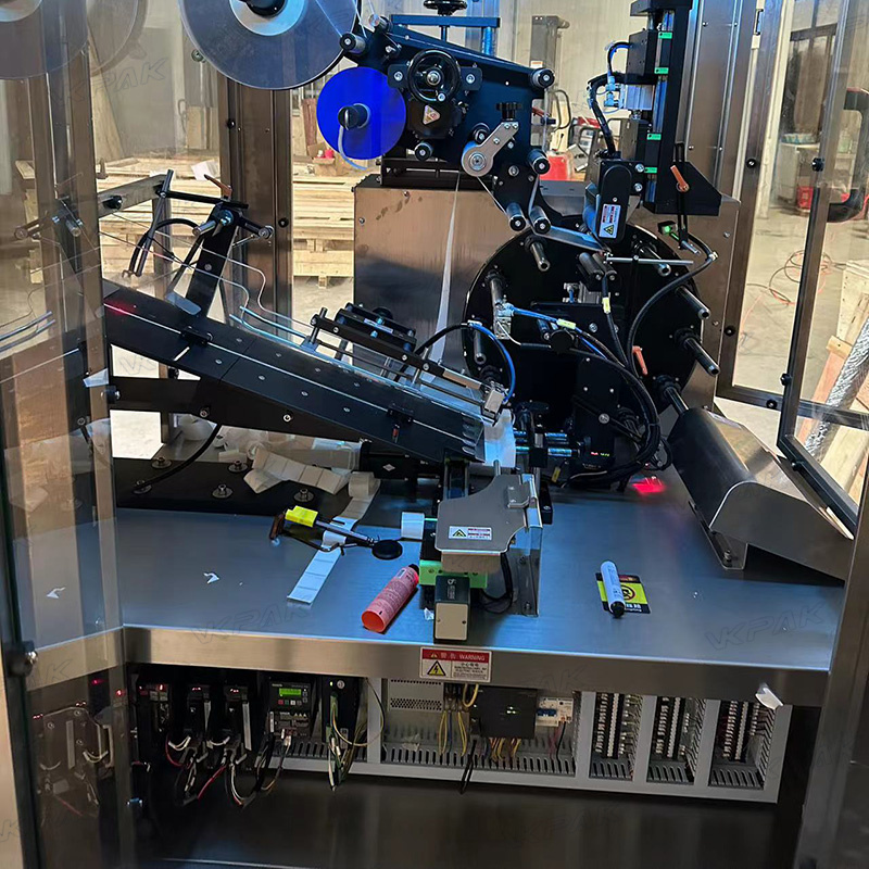 Étiqueteuse automatique de tubes souples en plastique avec système d'alimentation de tubes