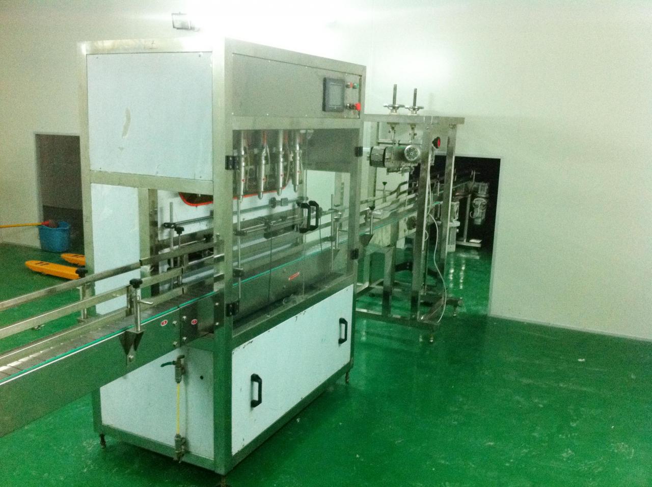 Linear filling machine with 4 filling heads MACHINE DE REMPLISSAGE LINEAIRE.jpg