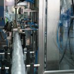 Machine automatique de remplissage, de bouchage, d'étiquetage et de mise en carton de bouteilles