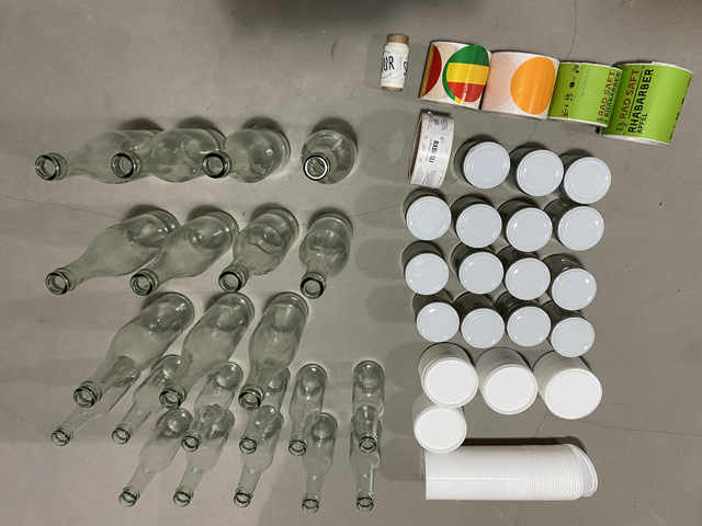 échantillons de bouteilles, rouleaux, étiquettes, couvercles.JPG