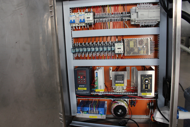 MACHINE DE REMPLISSAGE 4 têtes (1).JPG