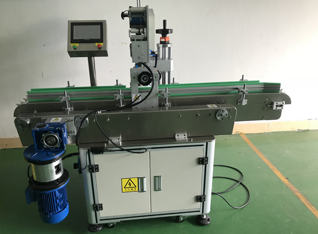 machine d'étiquetage de rouge à lèvres personnalisée.jpg