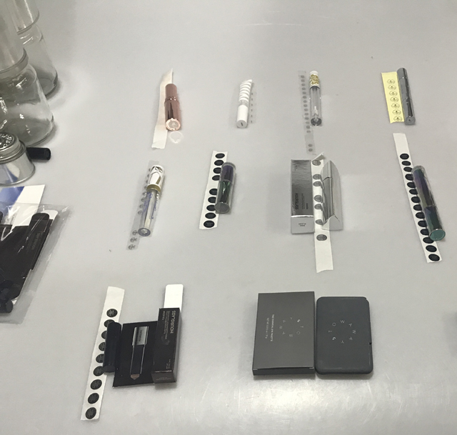 étiquettes et produits cosmétiques pour rouges à lèvres.jpg