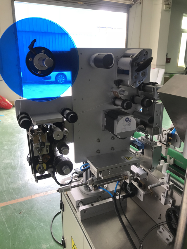 machine à étiqueter avec imprimante.jpg