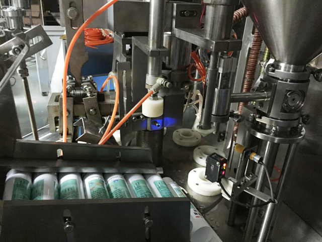 tubes holding feeding system système d'alimentation automatique de tubes pour le remplissage et le scellage.jpg