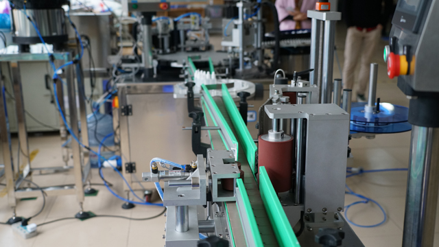 remplissage bouchage étiquetage.jpg