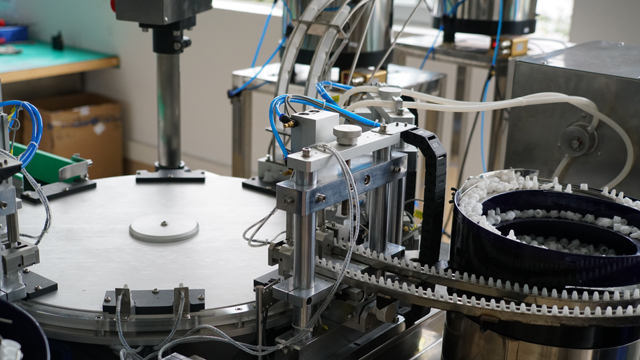 Remplissage rotatif de e-liquide dans des bouteilles en plastique.jpg