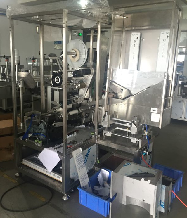 machines dans l'usine d'étiquetage des tubes.jpg