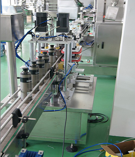 automatic capping machine with manual caps feeder system capsuleuse automatique avec alimentation manuelle des bouchons.jpg