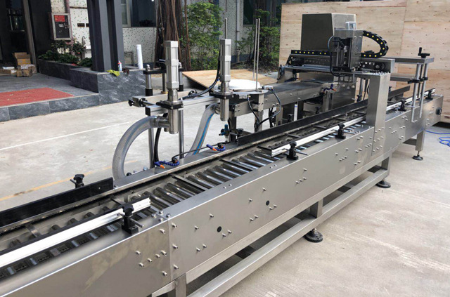 machine de remplissage et de bouchage de seau d'huile.jpg