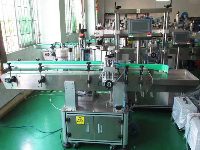 labeling machine with positioning system ÉQUIPEMENT D'ÉTIQUETAGE DE BOUTEILLES PLC.jpg
