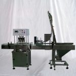 Machine de capsulage sous vide linéaire automatique pour bocaux en verre dans l'industrie alimentaire