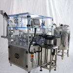 Machine automatique de remplissage, de bouchage et de scellage de seringues de gel médical