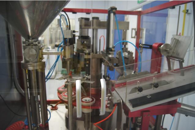 automatic tubes filling sealing machine for toothpaste réservoir de stockage.jpg