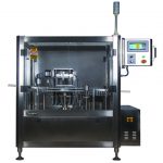 Machine automatique de remplissage, de bouchage et de scellage de seringues à injecteur pré-stérilisées
