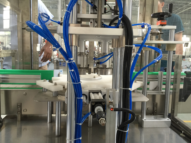 Face arrière du corps principal des machines de capsulage sous vide.jpg