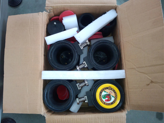 têtes de bouchage pour différents moules de bouteilles.jpg