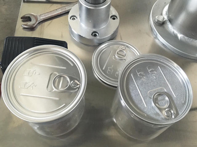 machine à capsuler les canettes en métal.jpg