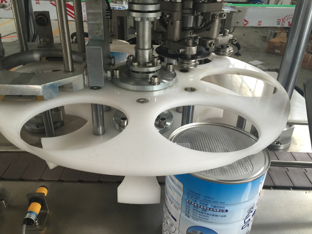 machine de mise en conserve pour boîtes métalliques.jpg