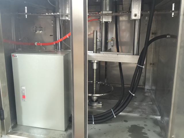 machine de capsulage et de scellage de canettes à l'intérieur.jpg