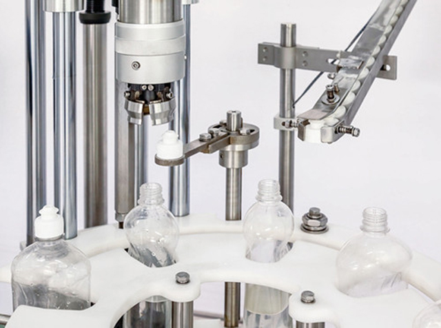 capping head close shot détails de la machine à capsuler simple.jpg