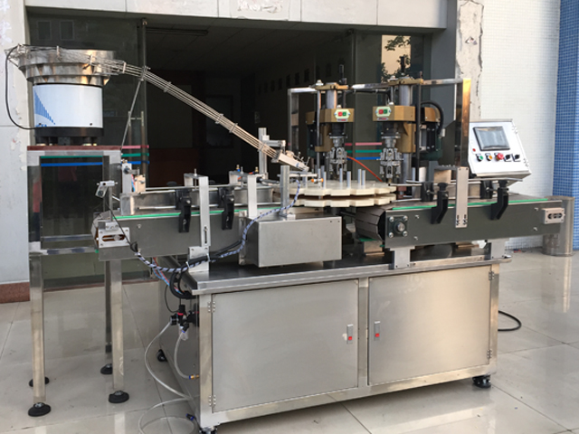 capping machine with 2 capping heads équipement de capsulage à vis semi-automatique.jpg