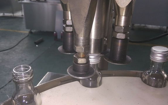 machine_de_scellage_de_capsules_ropp_machine_de_bouchage_de_bouteilles_avec_une_heure