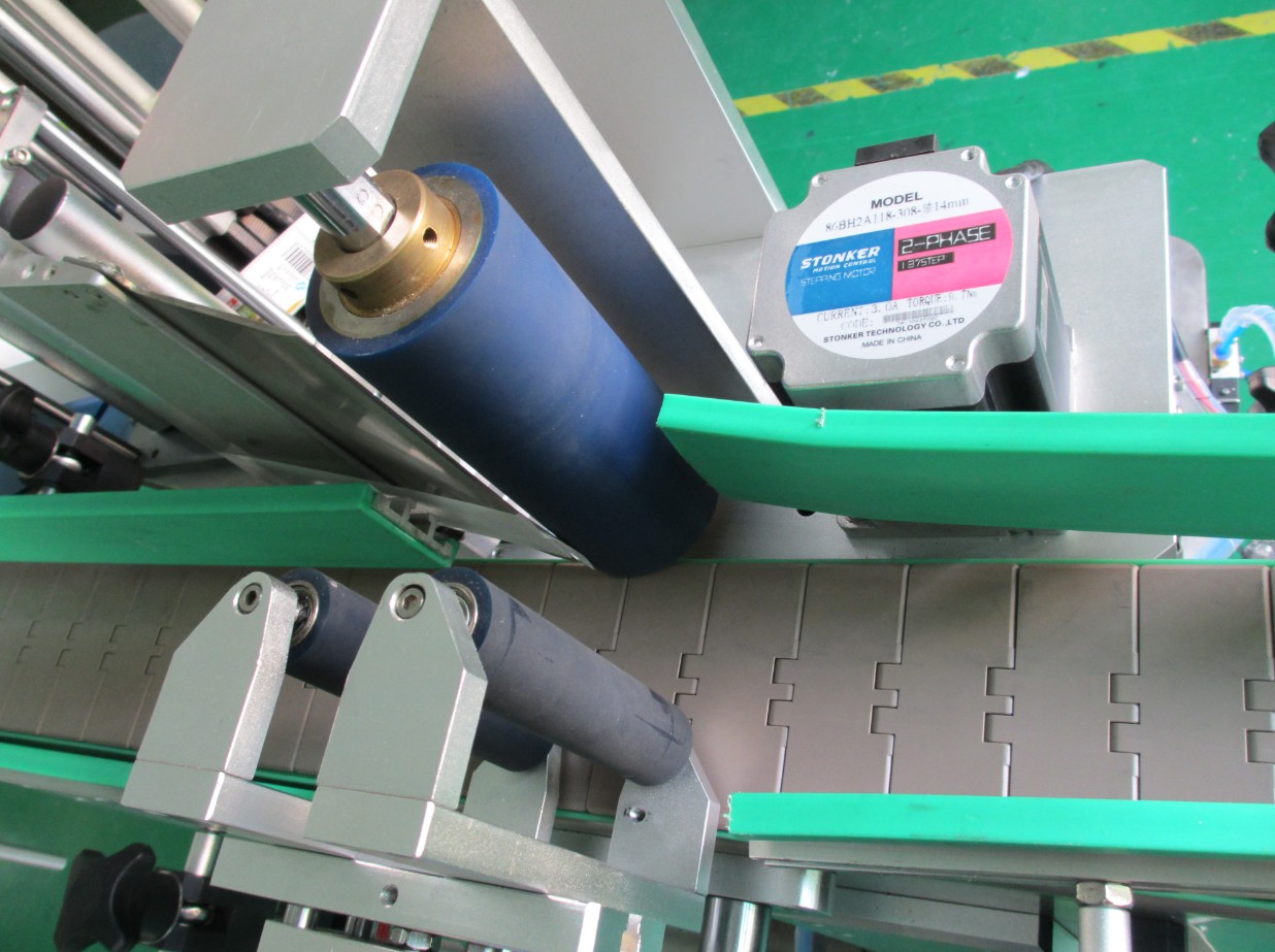 PLC controlling system bottle labeling machine ÉTIQUETAGE DE BOUTEILLES PLC2.jpg