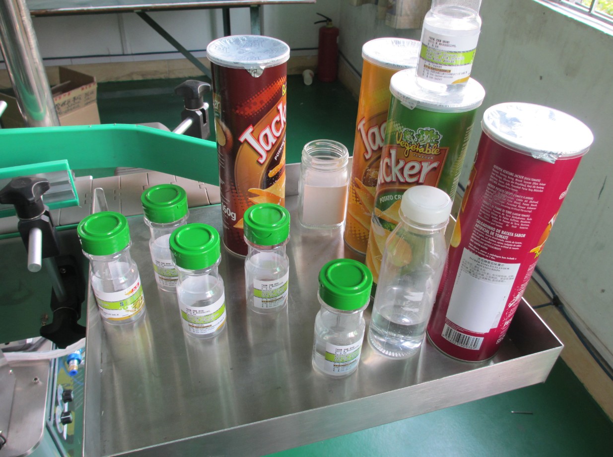 automatic vertical round bottle labeling equipment ÉTIQUETTE DE CANETTES RONDES ETIKETTIERMASCHINE.jpg