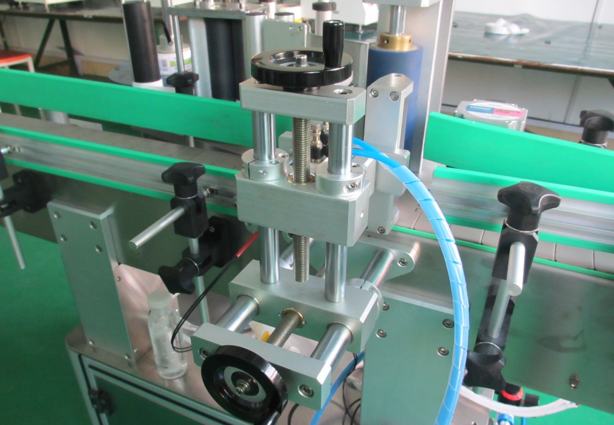 labeling machine with positioning system ÉQUIPEMENT D'ÉTIQUETAGE DE BOUTEILLES PLC.jpg