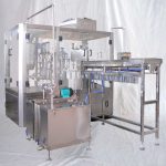 Machine de remplissage et de capsulage automatique de sacs à bec verseur pour jus de lait de soja