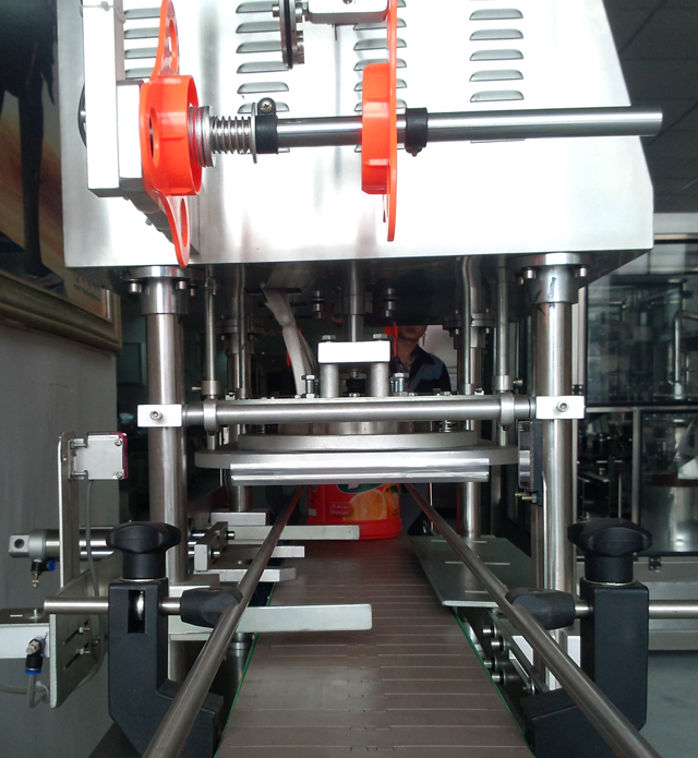 conveyor belt for jars sealing machine rouleau pour chargement du film.jpg