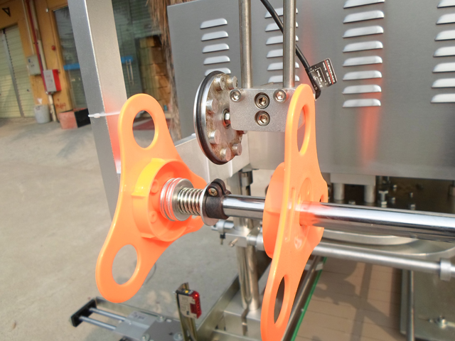 film roller rouleau pour le chargement et le scellage du film.jpg