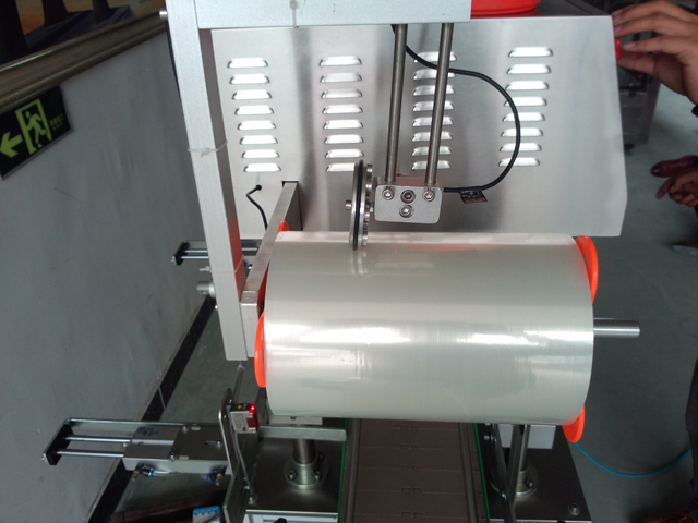 film ready on the roller for jars sealing film pour sceller.jpg