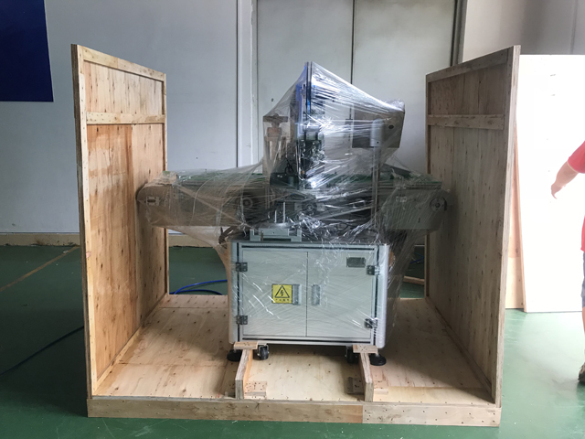 machine à étiqueter les rouges à lèvres.jpg