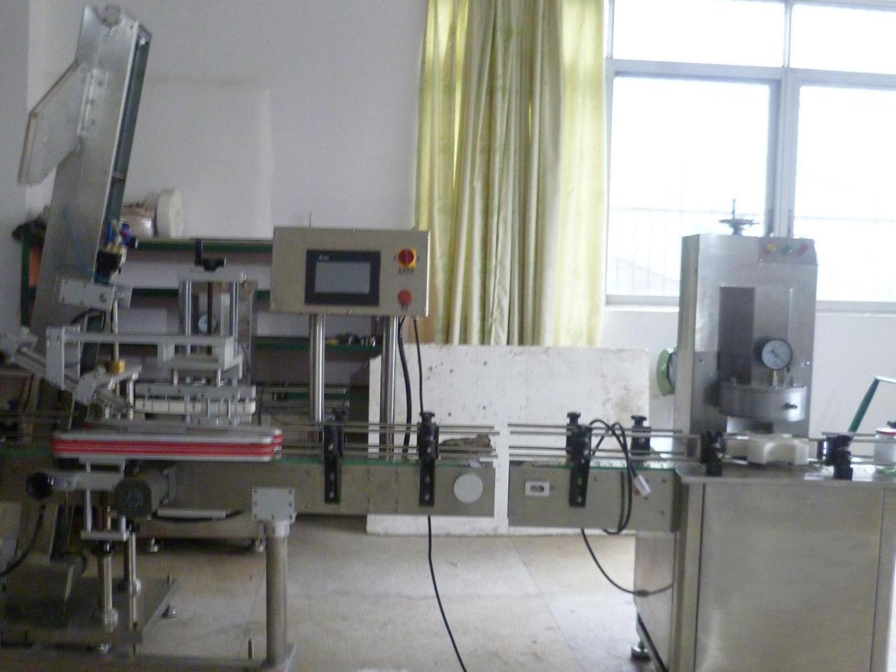vacuum capping machine with cap placement capsuleuse sous vide pour bocal en verre.JPG