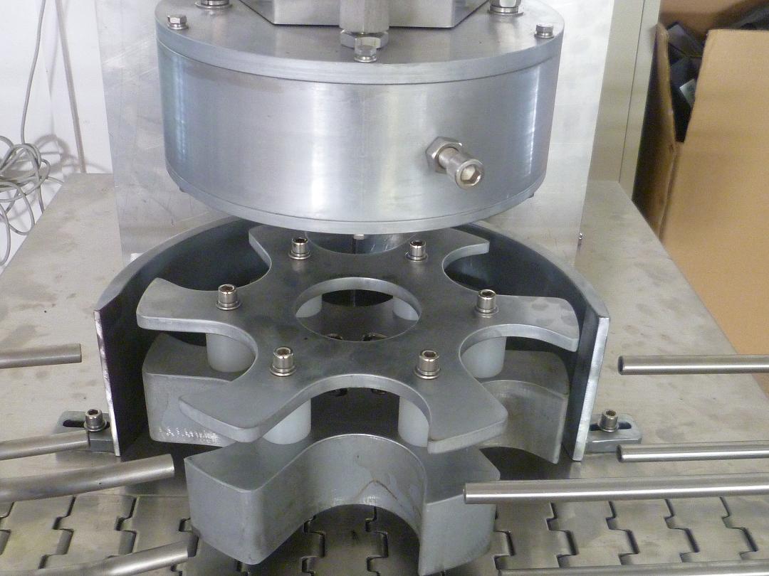 rotary vacuum capper machinery tête rotative de machine de capsulage sous vide.JPG