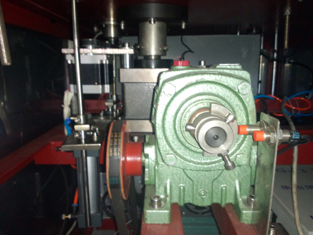 remplisseuse scelleuse de tubes semi-automatique.jpg