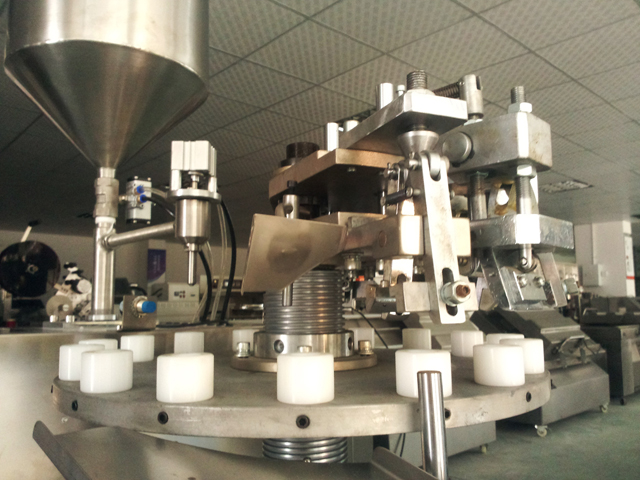 machines de remplissage et de scellage de tubes en stock.jpg