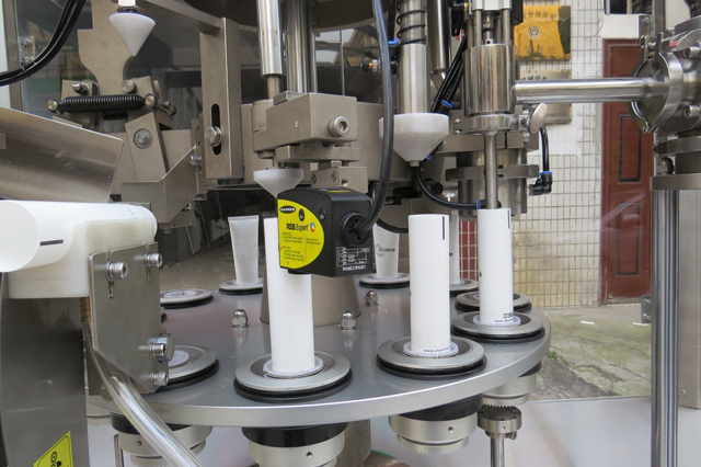 équipement de remplissage et de scellement de tubes.jpg