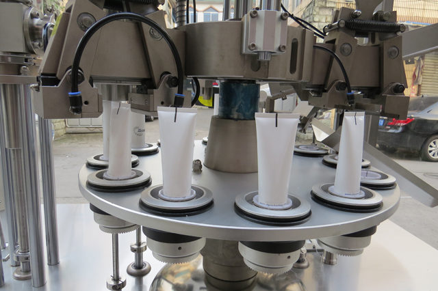 ligne de remplissage et de scellement de tubes.jpg