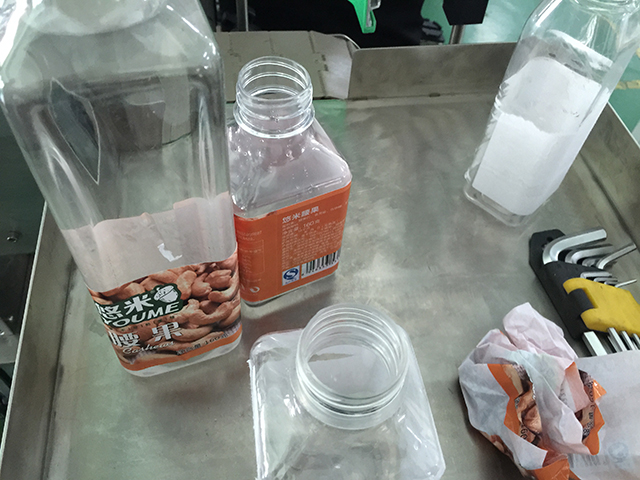 Etiqueteuse de bouteilles plates en rouleaux d'étiquettes (2).jpg