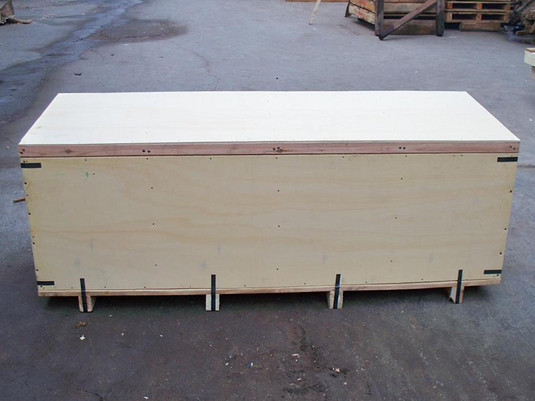 wooden case packaging machinery before shipping caisse en bois pour machines de remplissage.jpg