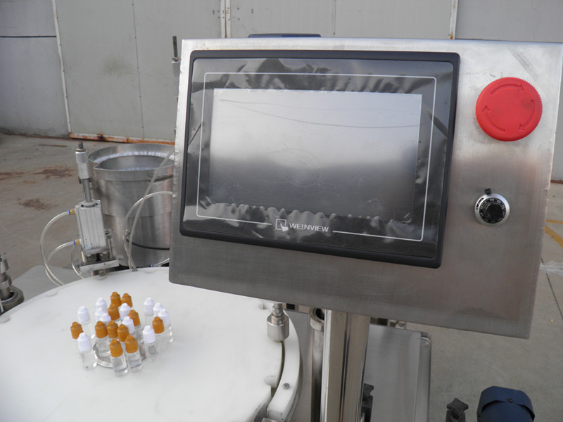 filling plugging capping labeling production line Étiquetage de bouchage de remplissage de bouteille de liquide électronique PLC.jpg