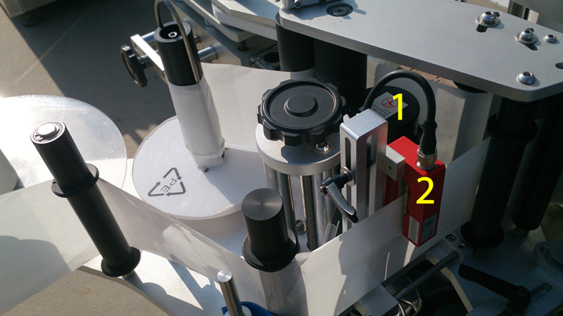 labeling machine for E liquid small bottles étiquetage pour e-liquide close pictures.jpg