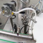 Machine de remplissage et de bouchage monobloc pour gouttes oculaires E Liquid