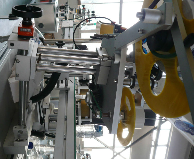 machine à coller des étiquettes autocollantes double face de haut en bas